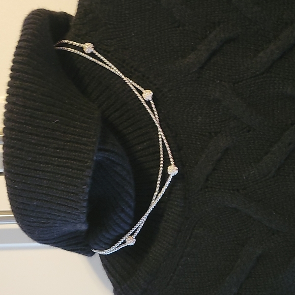 2/40 jewellry. 2 Silver toned necklaces - Picture 7 of 8